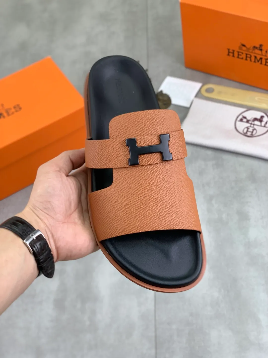 Men's shoes 💰P440 New [HERMES] high-end quality new Hermès slippers, made of imported cross-grain calfskin, wear-resistant and non-slip rubber outsole. Fashionable and elegant code number: 39-44 (38 45 46 customized)